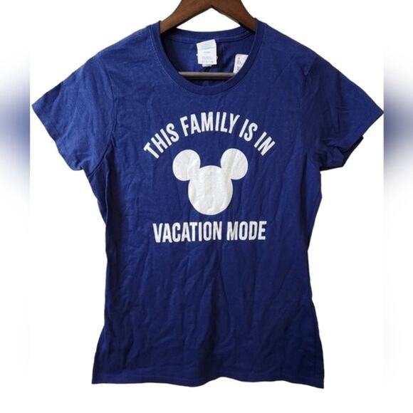 NwT Disney Mickey And Friends This Family Is In Vacation Mode T-Shirt Small - Picture 3 of 6